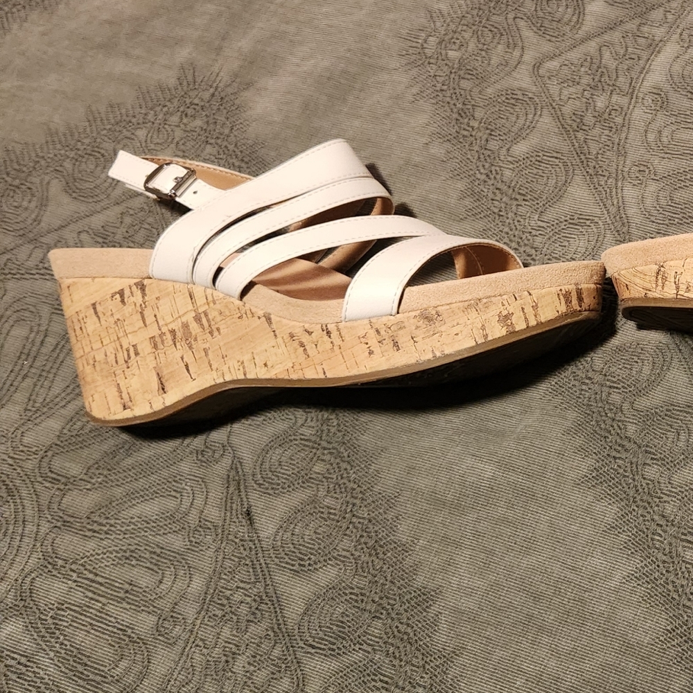 Life Stride Women's Cream Strappy Sandals